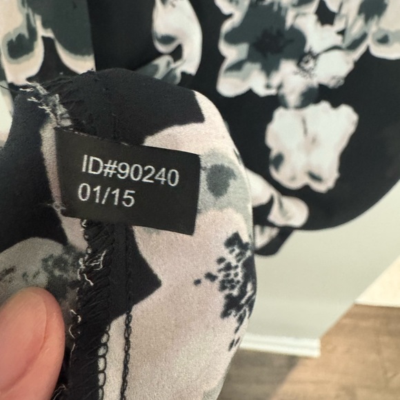 Black and White Floral Blouse - Picture 3 of 3